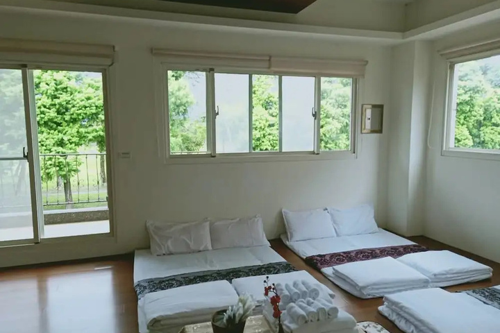 Room 6 of 14