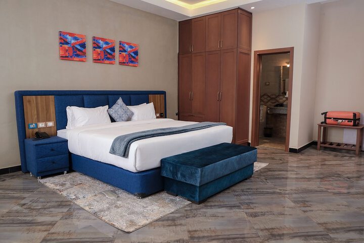 Room 10 of 25