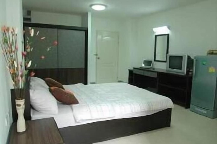 Room 6 of 18