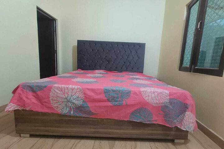 Room 4 of 9
