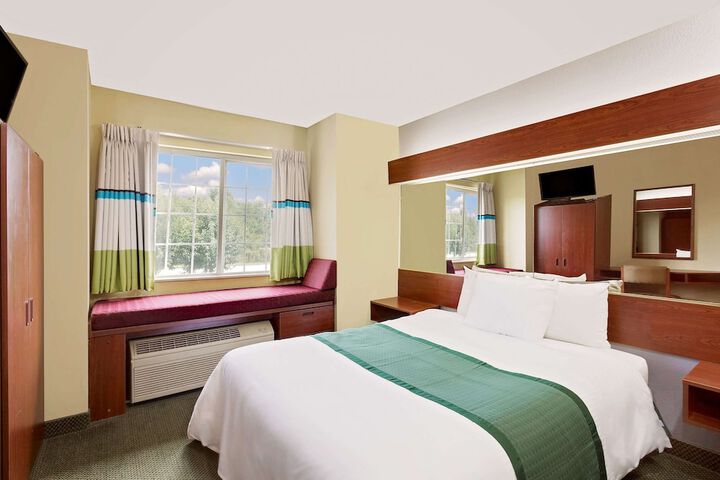 Room 10 of 28