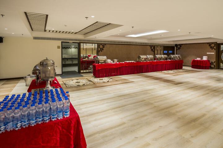 Ballroom/Hall 81 of 104