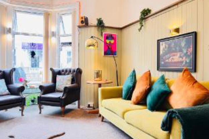 Lounge 4 of 23