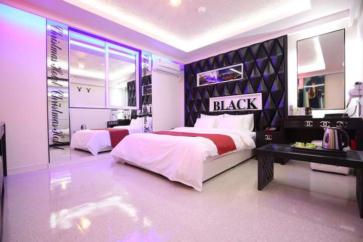 Room 9 of 10