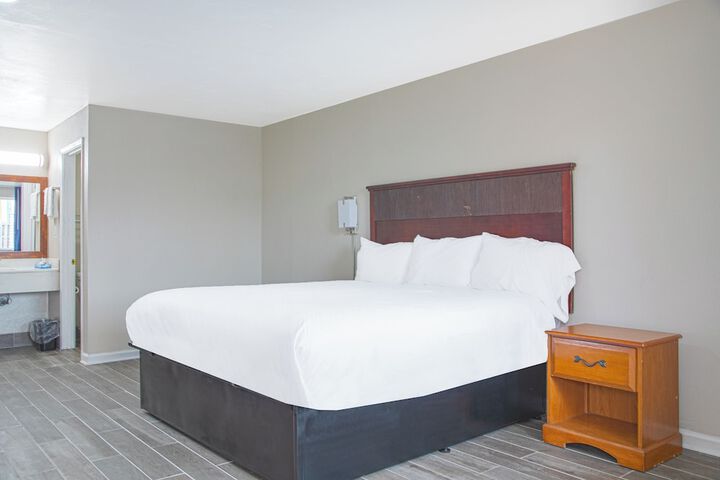1 King Bed | (4 of 6)