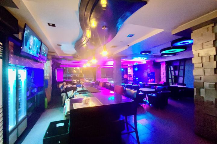 Lounge 22 of 29