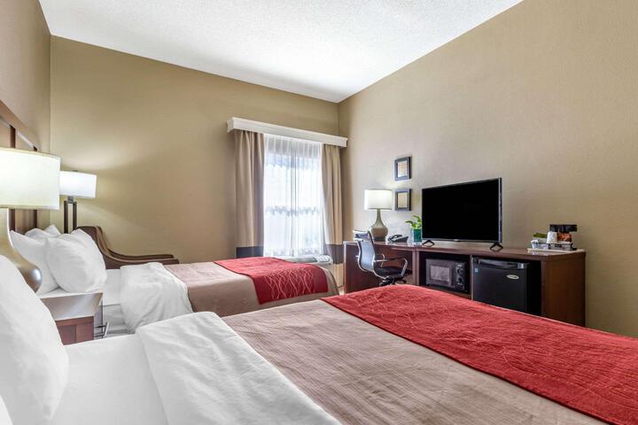 2 Queen Beds (6 of 10)