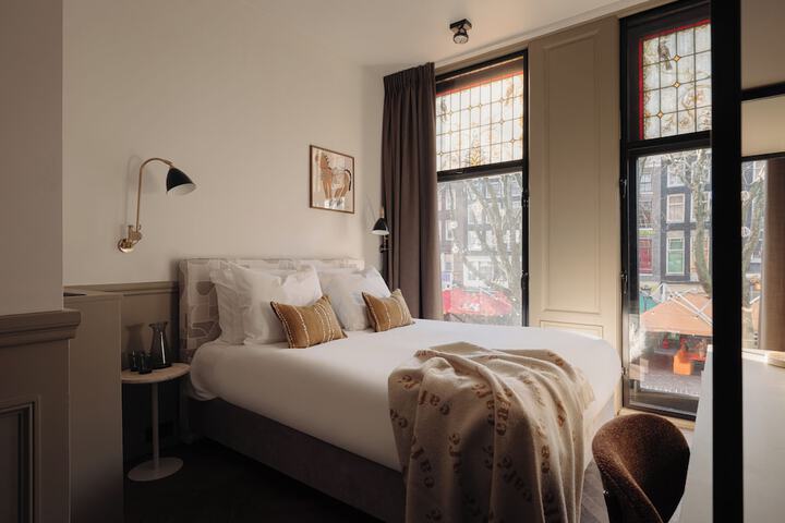 Room 6 of 10