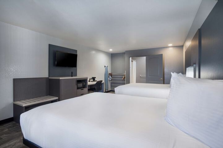 2 Queen Beds Microwave and Refrigerator WiFi Continental Breakfast (3 of 11)