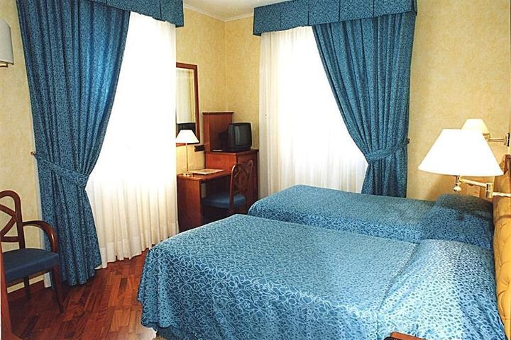Room 17 of 33