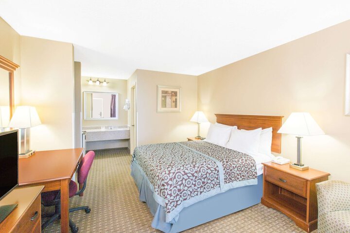 2 Queen Beds (3 of 5)