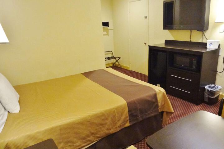 1 Queen Bed (2 of 8)