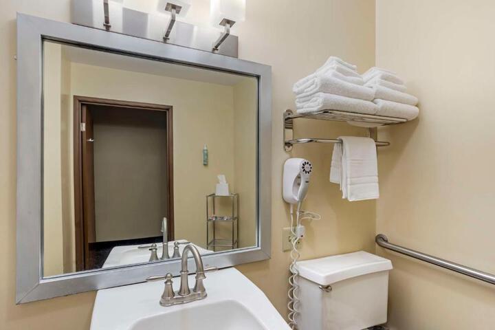 2 Queen Beds Microwave and Refrigerator WiFi Full Breakfast (1 of 10)