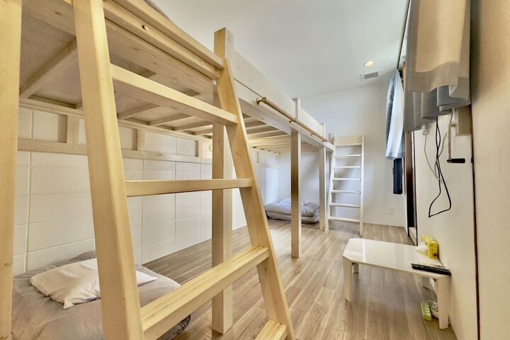 Room 90 of 193
