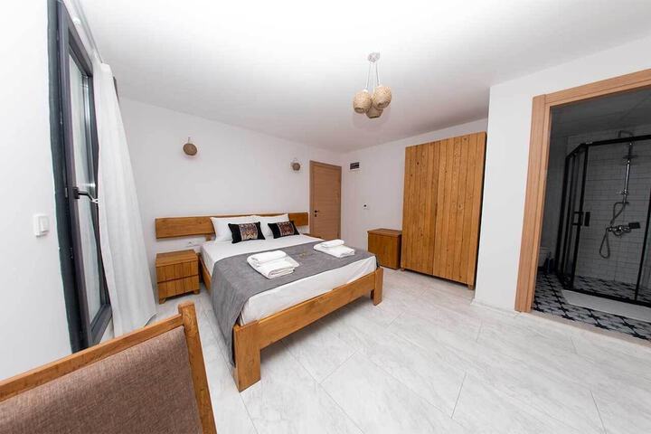 Room 6 of 17