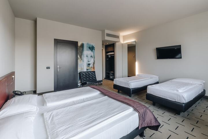 Room 17 of 36
