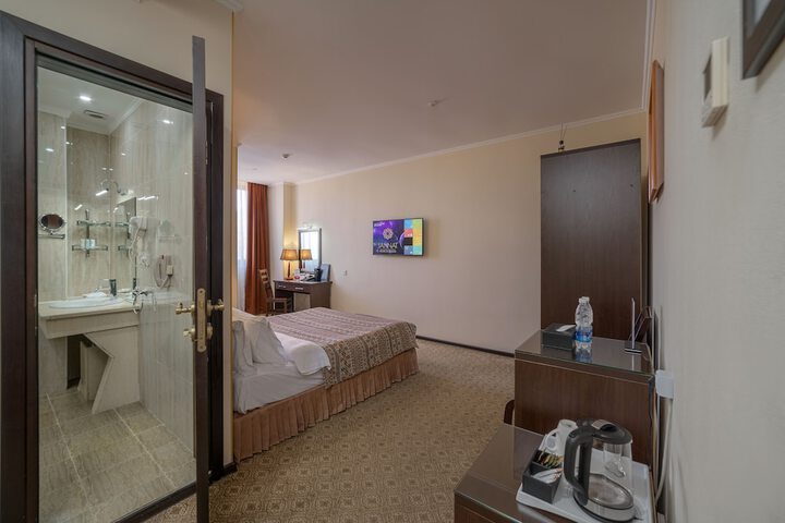 Room 11 of 114
