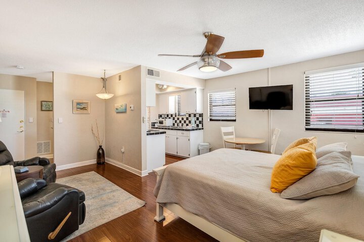 Room 5 of 325