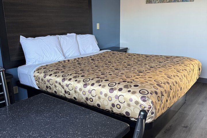 Room 8 of 16