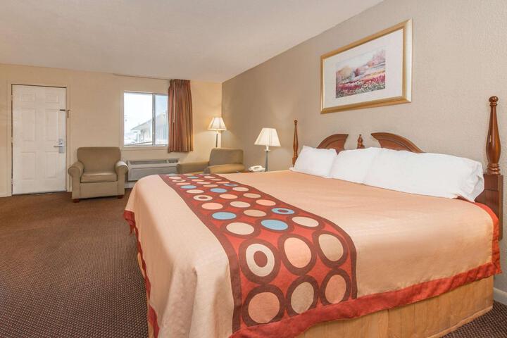 1 King Bed (5 of 5)