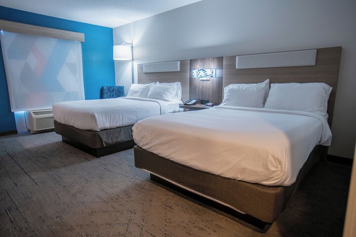 2 Queen Beds (5 of 13)
