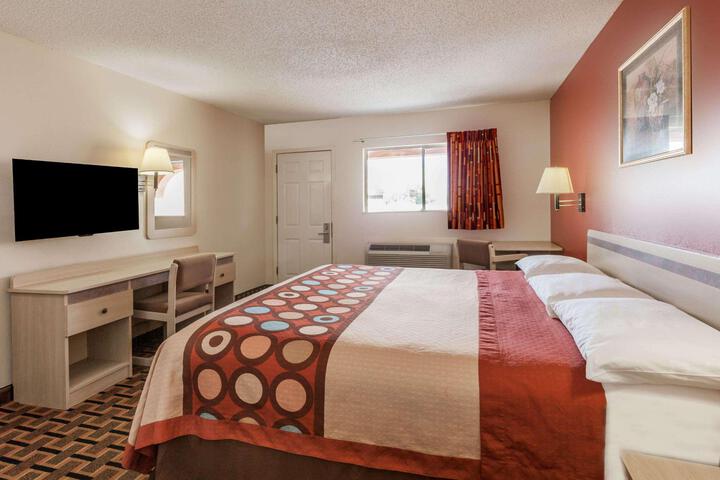 2 Queen Beds (9 of 16)
