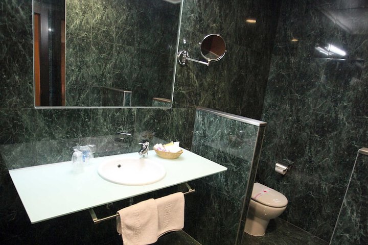 Room 42 of 97