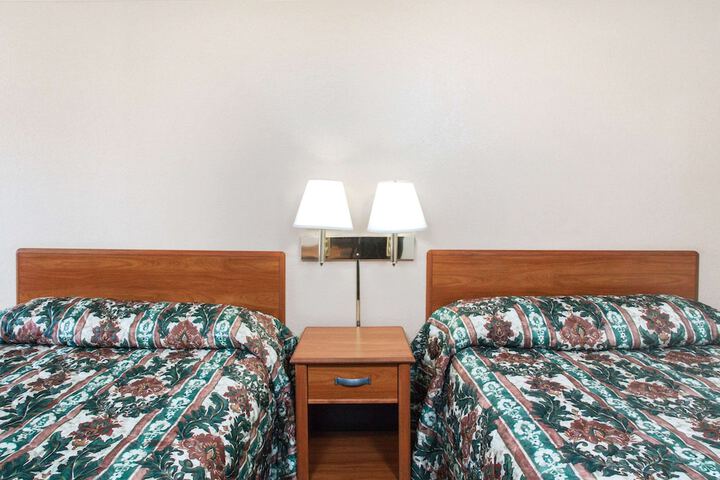 2 Double Beds (5 of 5)