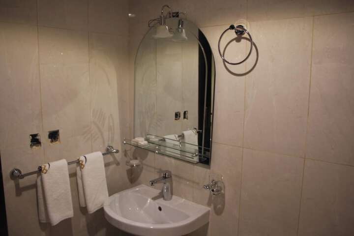 Room 6 of 7