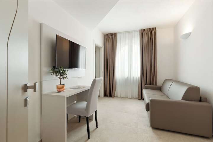 Room 37 of 77