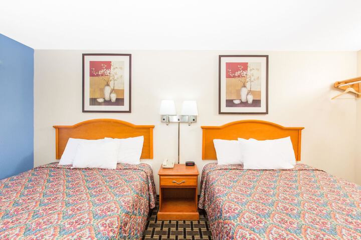 1 Queen Bed (6 of 8)