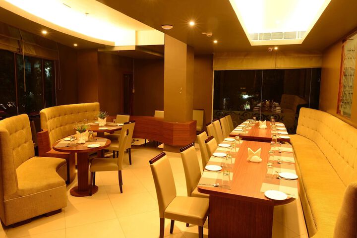 Dining 26 of 48