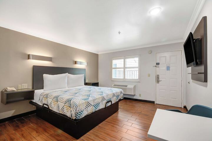 1 King Bed Mobility Accessible Tub Micfridg (4 of 14)