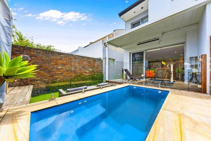 Convenient 4BR with Private Pool close to Airport