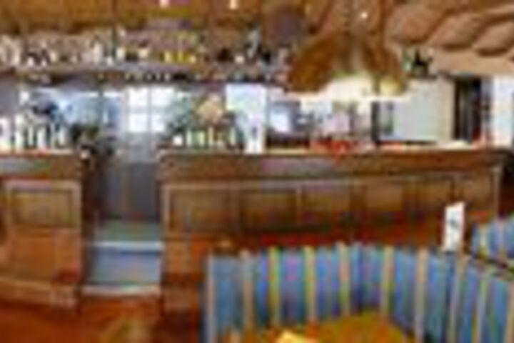 Lounge 8 of 16