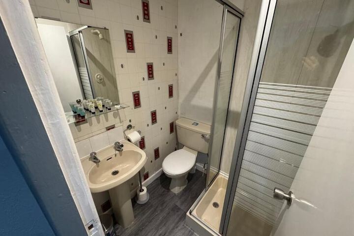 Room 10 of 14