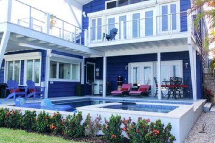 Exterior of Sunset Sands Beach Pool Home Pass-a-grille 2508 by Techtravel