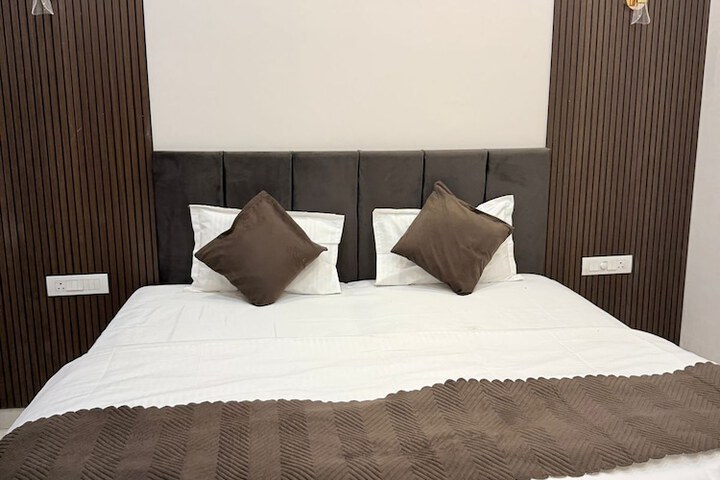 Room 3 of 36