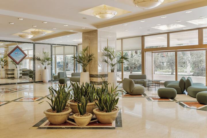 Entrance & Lobby