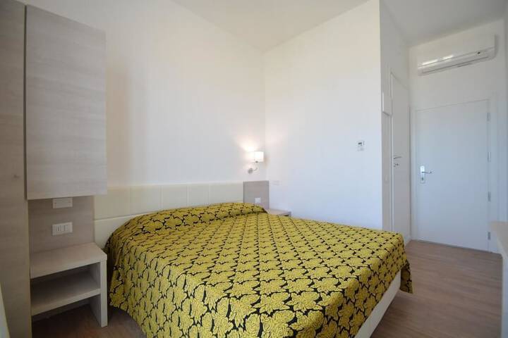 Room 5 of 28