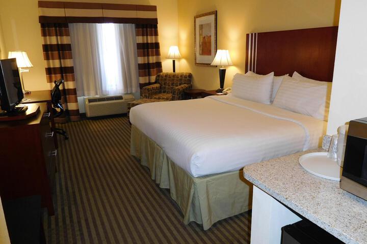 1 King Bed (4 of 9)