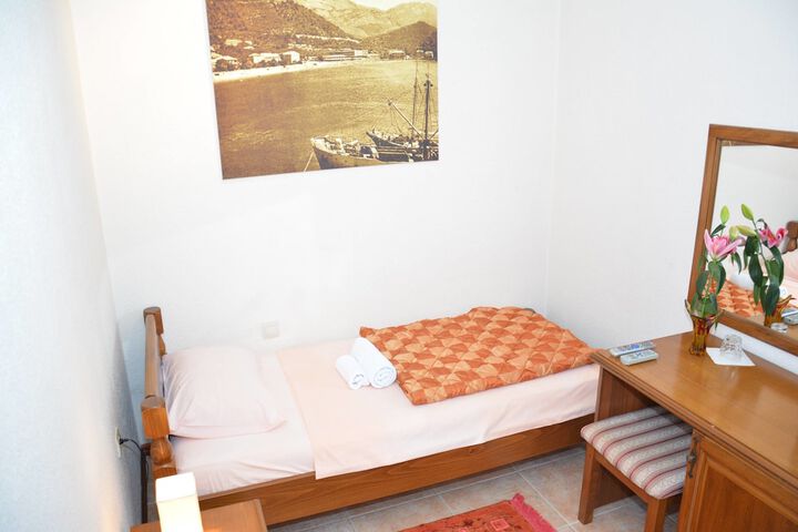 Room 14 of 33