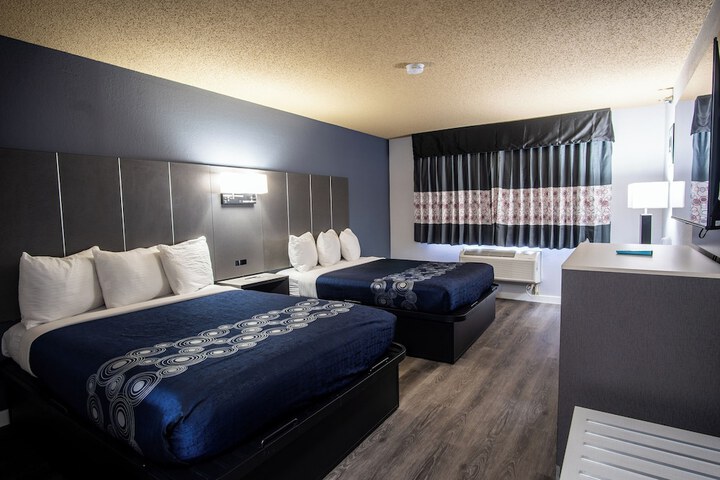 2 Queen Beds (2 of 3)