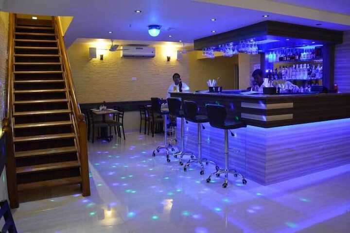 Lounge 65 of 73