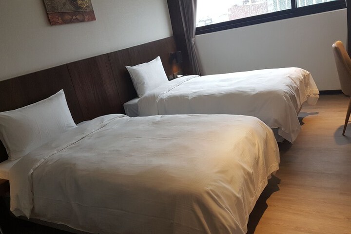 Room 6 of 42