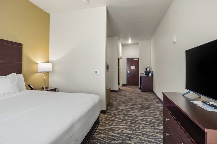 Studio Accessible King Size Bed (9 of 20)