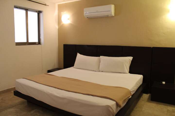 Room 2 of 33