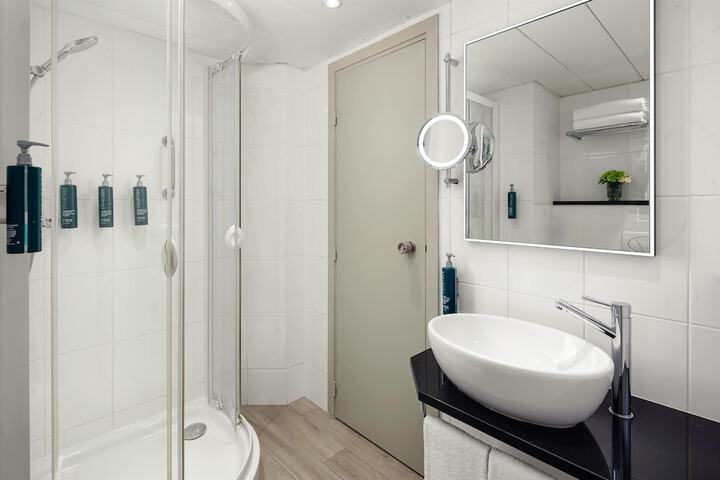 Room 103 of 151