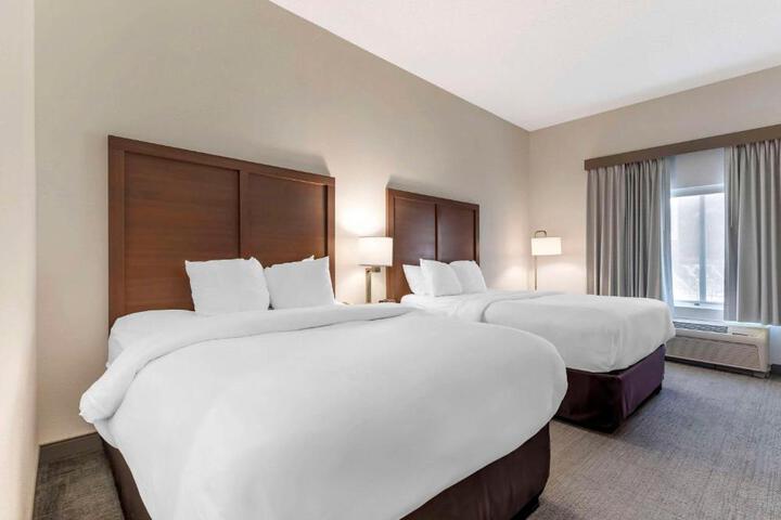 Quadruple Accessible Queen Size Bed (3 of 14)