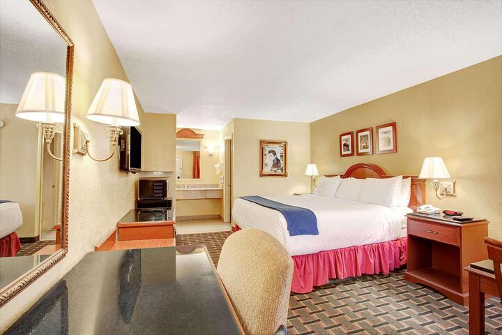 1 King Bed (4 of 15)